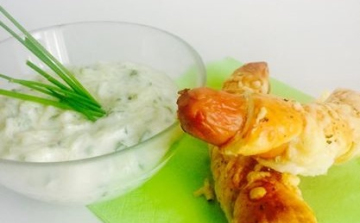 Virsli leveles tészta kabátban tzatziki-salátával