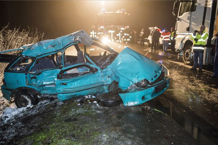 Ketten meghaltak egy balesetben a 49-es főúton Győrteleknél