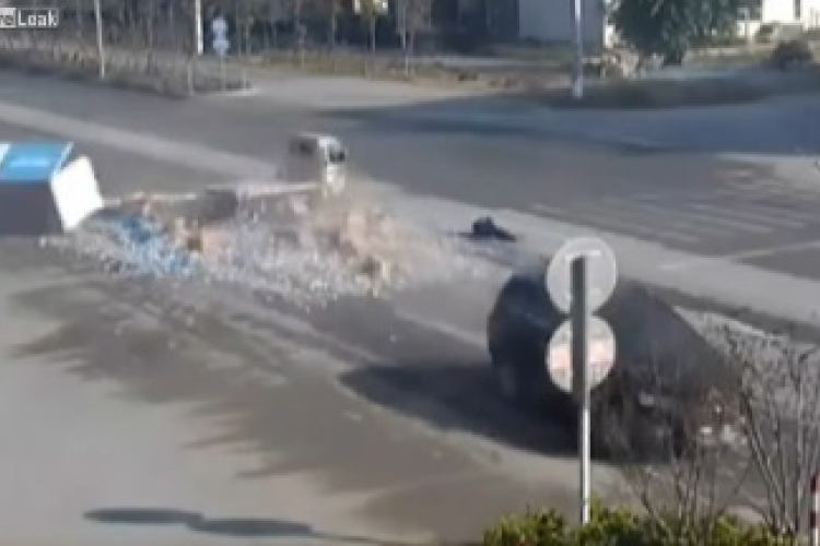 Hatalmas baleset: kirepült autójából, túlélte (videó)