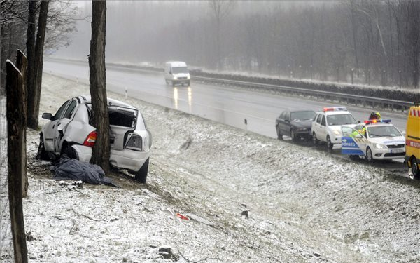 Meghalt egy autóvezető az M5-ös autópályán, Ócsa közelében