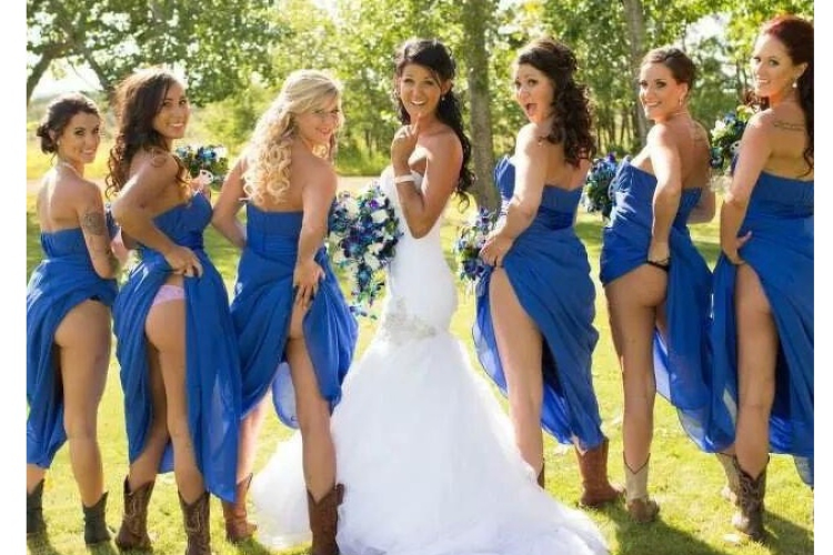 Itt az új trend! Már őket is megcsapta a pucérkodás szele