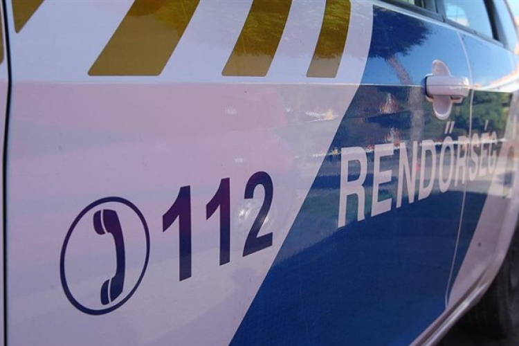 Vágott dohányt, légfegyvereket és vadászíjat foglaltak le a nyíregyházi piacon