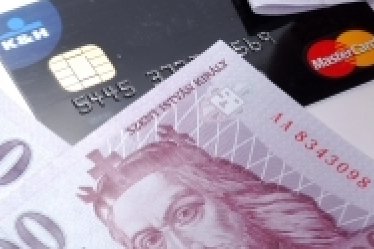 Költségesen tartanak nagyon sok készpénzt a magyar családok