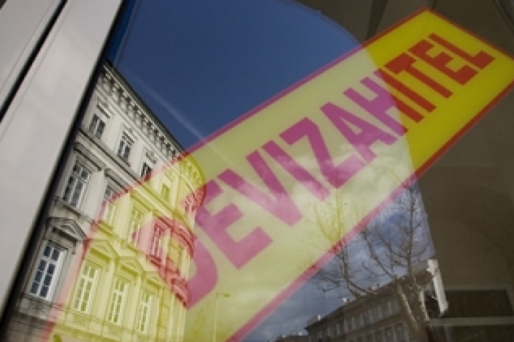 Devizahitelek - A tisztességtelen feltételeket kiküszöböli, de a megkötött szerződéseket fenntartja a törvényjavaslat