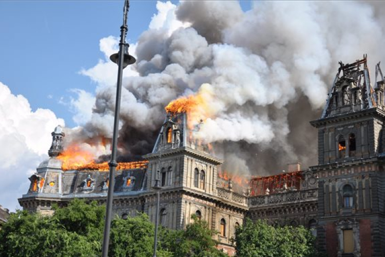 Ég egy Andrássy úti ház teteje 